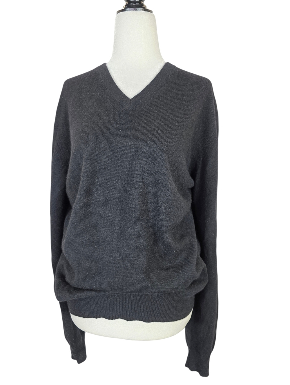 Jennie Liu Cashmere knitted classic  V-Neck Sweater in Black
